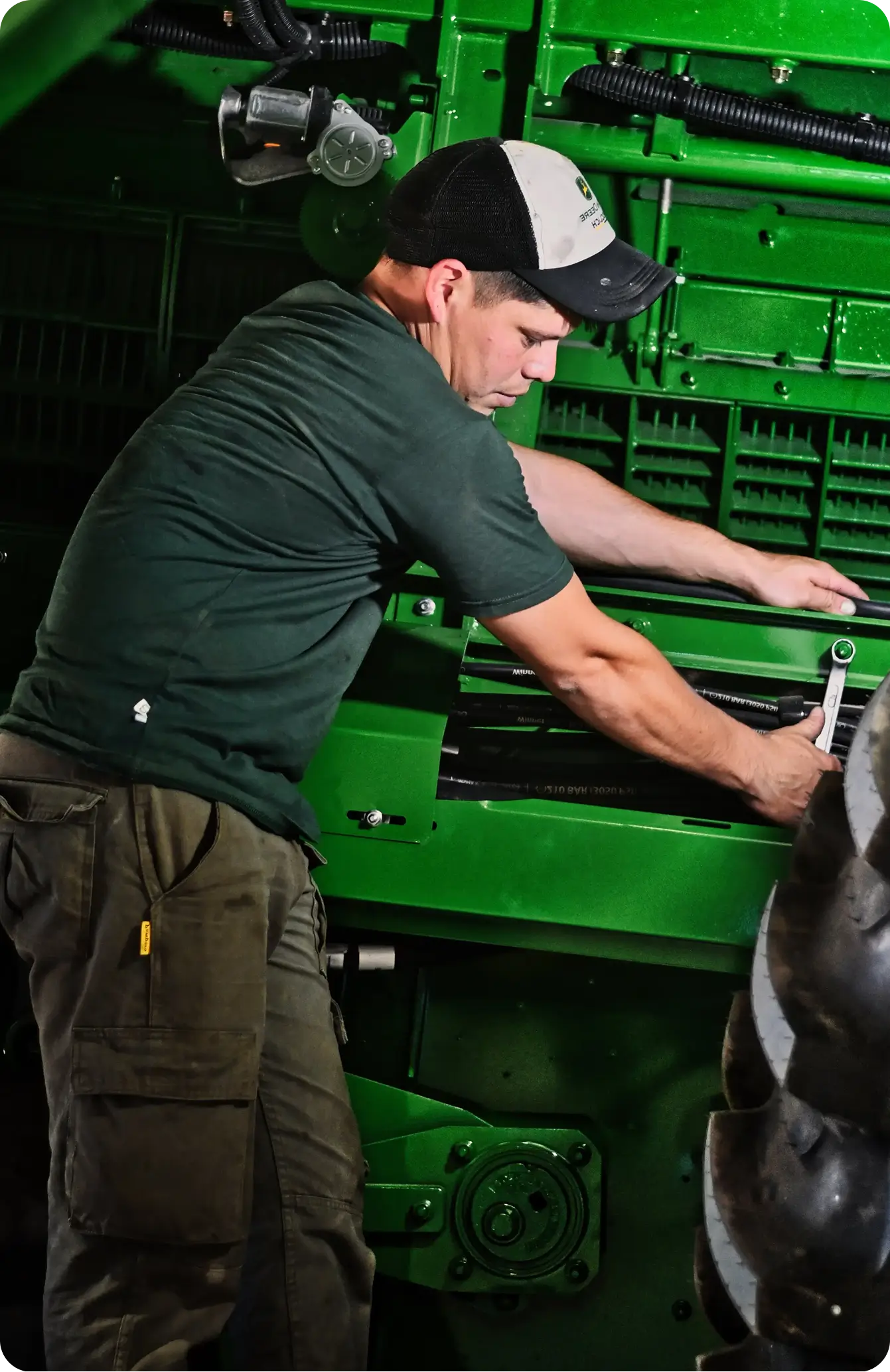 écnico certificado de Maquinaria del Humaya inspeccionando<br />
el motor de un tractor John Deere seminuevo