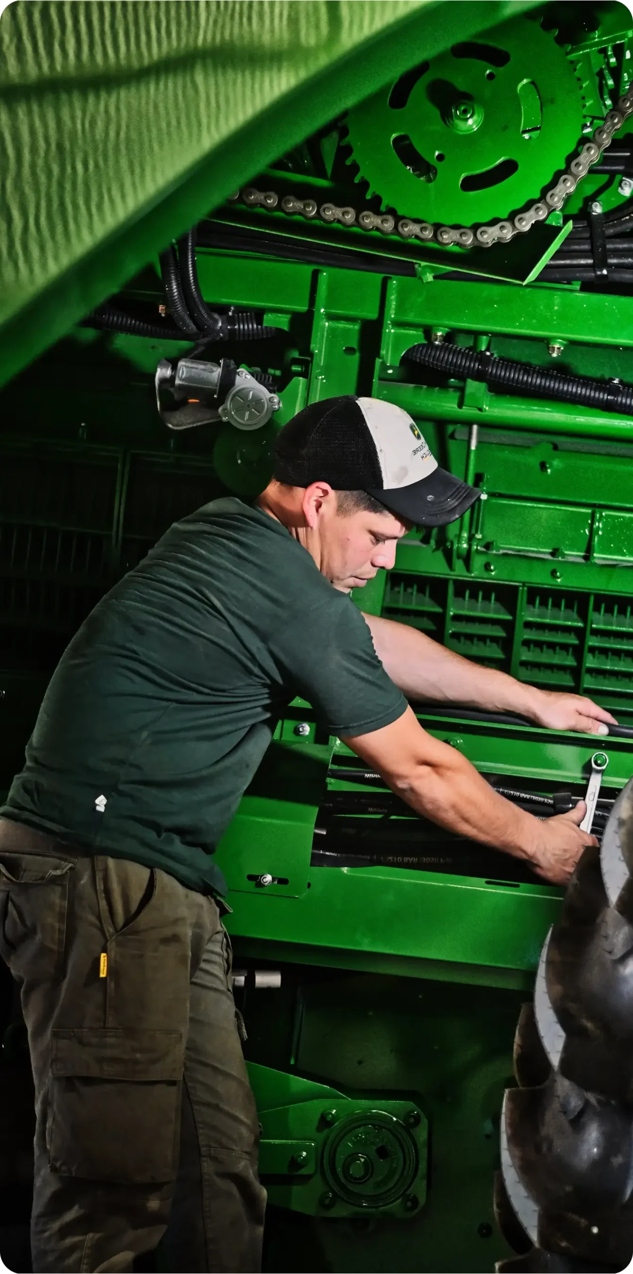 Técnico certificado de Maquinaria del Humaya inspeccionando el motor de un tractor John Deere seminuevo